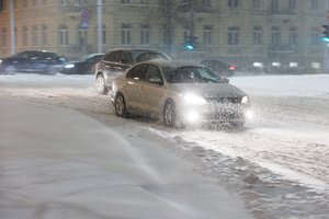 Dėl pūgos ir snygio eismo sąlygos kai kuriose Lietuvos dalyse ypač sudėtingos: kai kur sniego – iki 20 cm