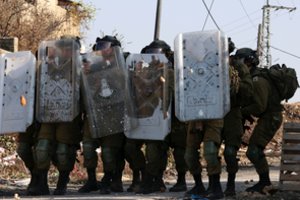 Palestiniečiai: Izraelio kariuomenė per reidą Vakarų Krante nužudė paauglę