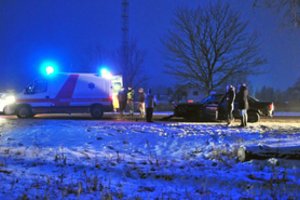 Kretingos r. slidžiame kelyje apvirto greitoji, Pakruojo r. užklimpo mokyklinis autobusas – gelbėjo ugniagesiai