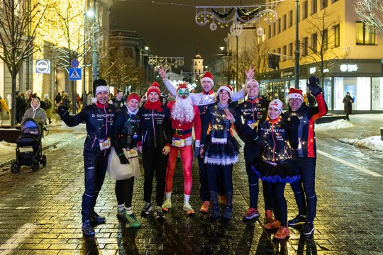 Kalėdiniame bėgime Vilniuje – daugiau nei 3100 šviečiančių ir kostiumais pasipuošusių bėgikų
