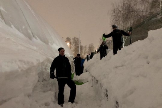 Baiminantis pripučiamo maniežo Vilniuje griūties gelbėjo savanoriai: vėlų vakarą net trūko sniego kastuvų