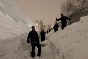 Baiminantis pripučiamo maniežo Vilniuje griūties gelbėjo savanoriai: vėlų vakarą net trūko sniego kastuvų