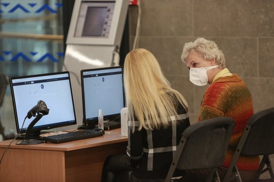 Socialinių paslaugų darbuotojai skundžiasi ne tik mažu atlyginimu: atsakė, kas dar sunkina darbą