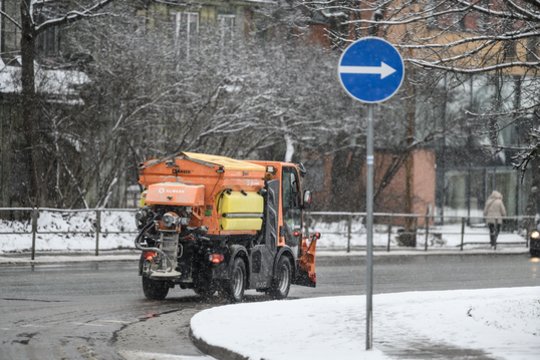 Asociacijos „Lietuvos keliai“ atstovo kritika: gausiai pustomus kelius valo per mažai technikos
