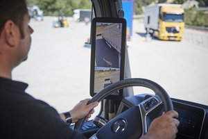 Lenkų premjeras sveikina „Mercedes-Benz“ planus šalyje statyti 1 mlrd. eurų vertės gamyklą