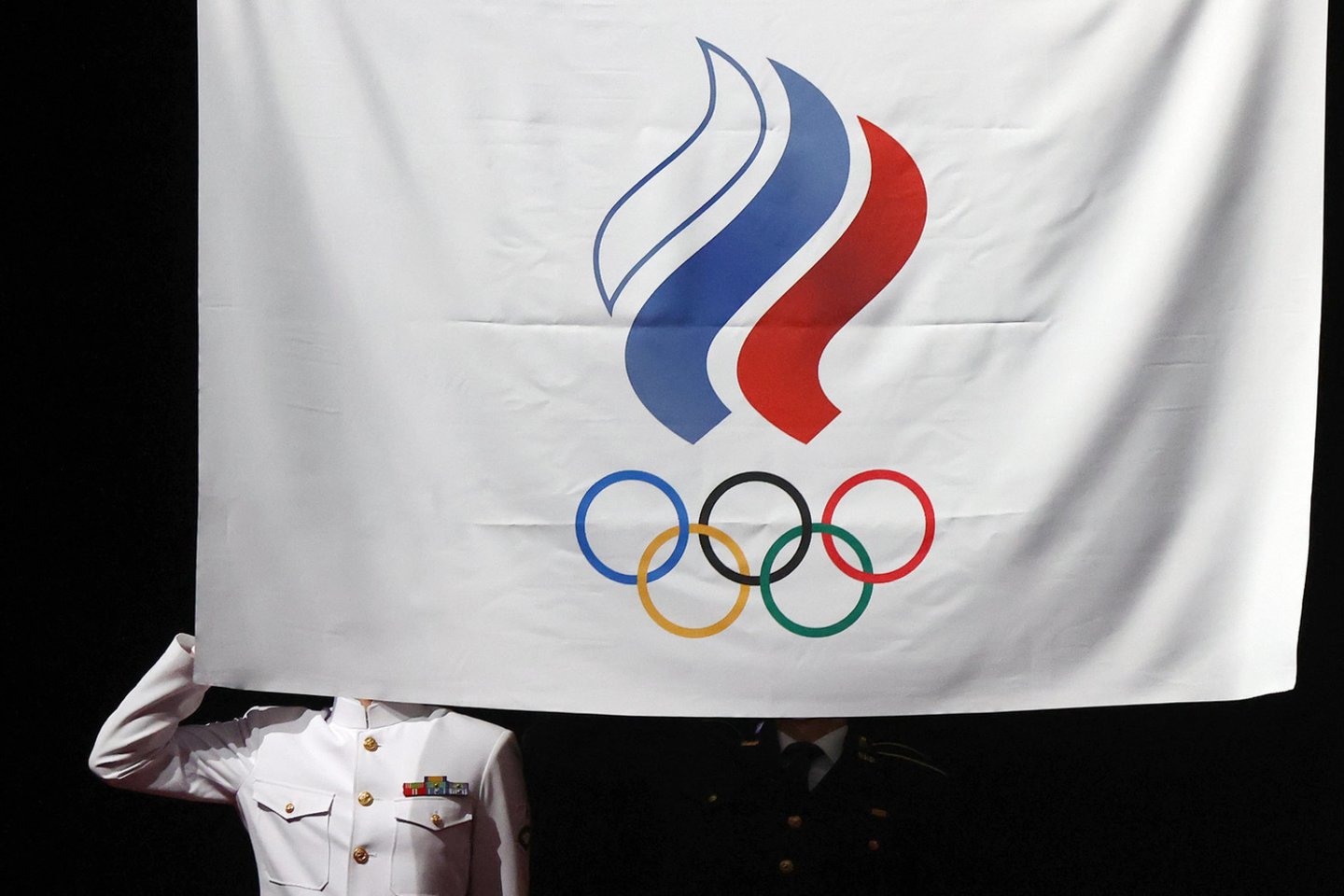 Taip atrodė Rusijos olimpinio komiteto vėliava Tokijo žaidynėse.<br>Reuters/Scanpix nuotr.