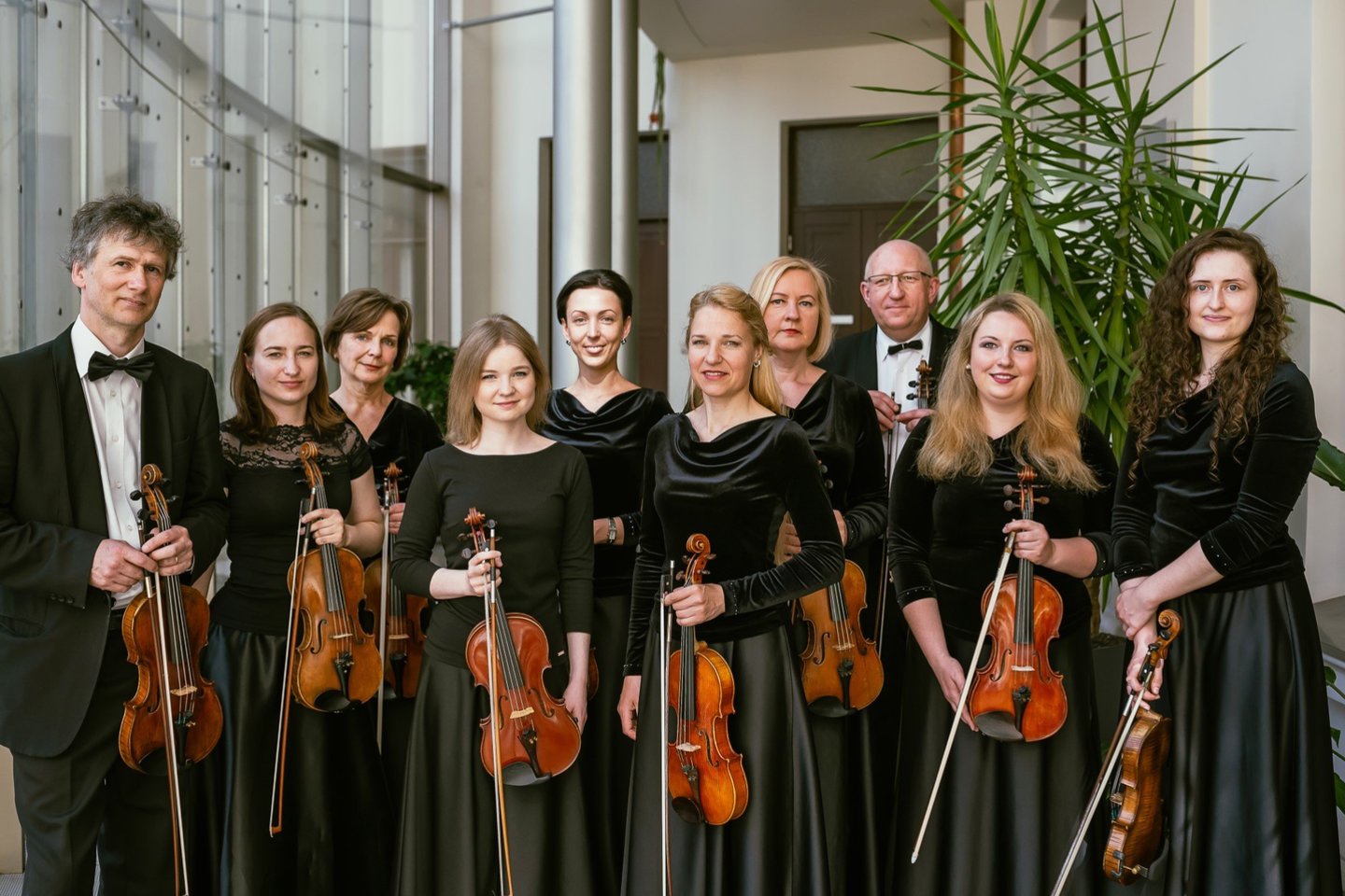 Kauno miesto simfoninis orkestras - pirmųjų smuikų grupė.