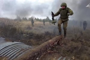 Paskelbus apie kovinės parengties patikrinimą, Baltarusijos daliniai perkeliami arčiau Ukrainos sienos