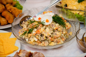 Baltoji mišrainė su tunu: šeima be jos neįsivaizduoja švenčių stalo