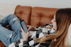 Ilgiems žiemos vakarams su knyga: kokios programėlės leis skaityti pigiau ir patogiau?