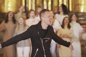 Linas Adomaitis naują dainą skyrė žmonai: dainuoja ir gospelo choras