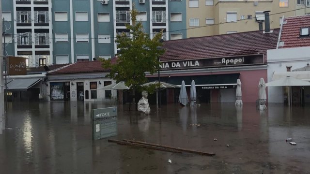 Kol Lietuva grumiasi su gausiu snygiu, Lisabona tvinsta nuo lietaus: užlietos gatvės sukėlė chaosą