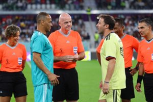 FIFA tūpsnis pasaulio čempionato personalui: surengė rungtynes su žvaigždėmis, o G. Infantino griebėsi švilpuko