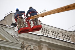 Įspėja daugiabučių gyventojus: dėl nesibaigiančio sniego laiku nesiėmus šių darbų, turėsite rimtų problemų