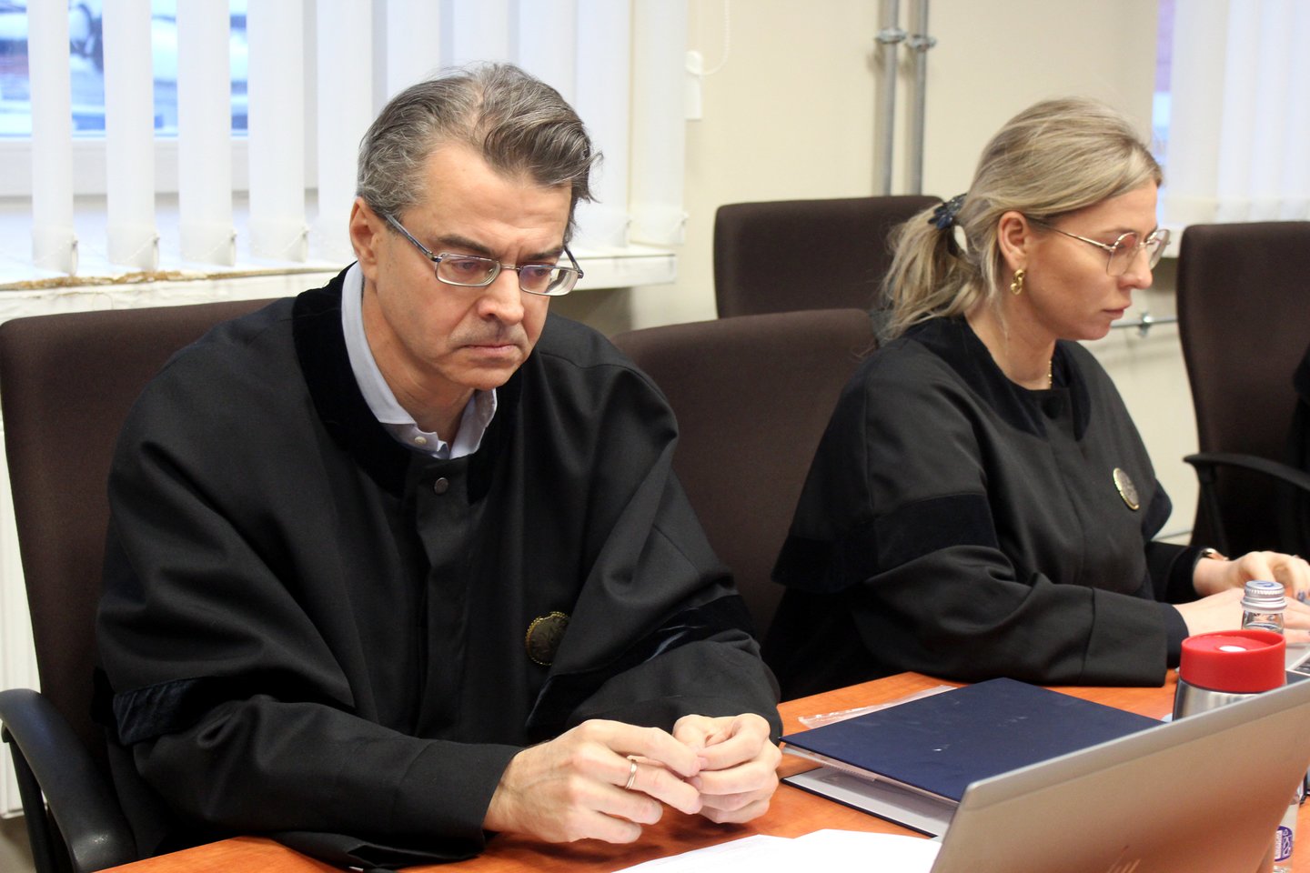 AB „Grigeo Klaipėda“ atstovas, advokatas L.Sesickas teismui pateikė du prašymus.<br> R.Vitkaus nuotr. 