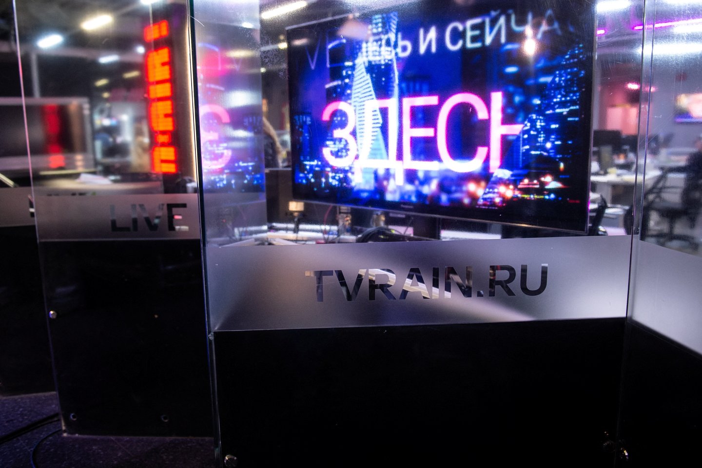 Latvijai nusprendus panaikinti nepriklausomo Rusijos televizijos kanalo „Dožd“ licenciją, visuomenė pasidalijo į kelias stovyklas.<br>Reuters/Scanpix