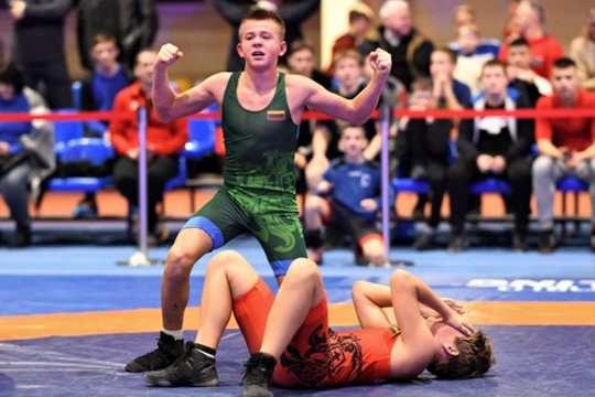 Šviesų ir ugnies šėlsmo apgaubtame imtynių turnyre Panevėžyje – keturi lietuvių aukso medaliai