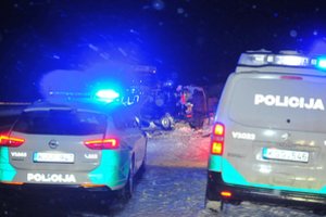 Raseinių r. dėl slidžios dangos susidūrė du automobiliai: avarijos metu nukentėjo 4 žmonės