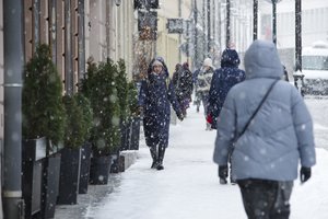 Darbuotojų atlyginimai skiriasi drastiškai: štai kiek bei kam mokama daugiausiai ir mažiausiai