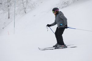 Žiemos atostogas leisiantiems slidinėjimo kurorte – gydytojas pataria, kaip sumažinti traumų riziką