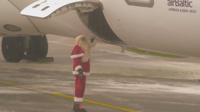 Vilniaus oro uoste – darbuotojas, kokio dar neteko matyt: keleiviai vos spėjo filmuoti