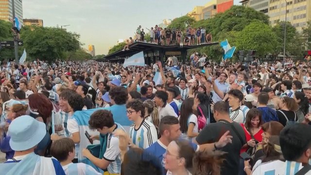 Audringas sirgalių šėlsmas: džiaugsmą dėl Argentinos futbolo rinktinės pergalės išreiškė šokiu