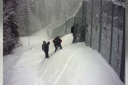Neteisėti migrantai nesiliauja bandę patekti į Lietuvą, tačiau aprūpinti drabužiais išsiunčiami atgal