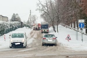 Nors teisinasi, kad keliuose dirba be atokvėpio, jau kelias dienas gyvenantys atokiau atkirsti nuo civilizacijos