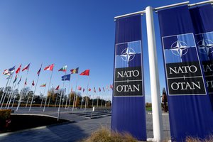 NATO šalys susitarė didinti kitų metų biudžetą