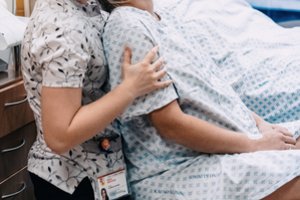 Prof. M. Kliučinskas: kartais gimdyvę gali lydėti ir du asmenys