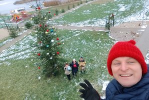 Liudas Mikalauskas parodė, kaip atrodo eglutė Plutiškėse: „Užteko 7 kaimiečių ir traktoriaus“