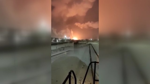 Mįslingi gaisrai Rusijoje nesiliauja: užsiliepsnojus naftos perdirbimo gamyklai žuvo 2 žmonės