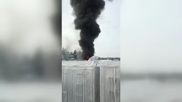 Liudininkų užfiksuotas vaizdo įrašas: iš degančio daugiabučio Vilniuje kyla dūmų stulpas