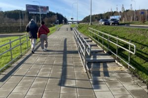 Stebisi laiptais vidury šaligatvio, kurie veda į niekur: pasirodo, kad jie ten – ne šiaip sau