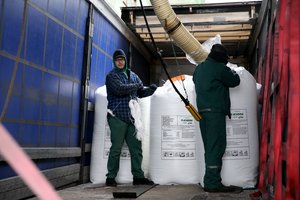 Dėl dujų kainų „Achema“ laikinai stabdo amoniako gamybą