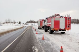 Saugiai įveikti maršrutų nepavyko: nuo kelių slydo vilkikai, sunkvežimiai ir mikroautobusai