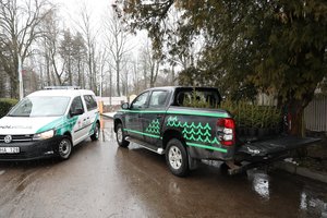 Miškininkai su policijos pareigūnais dovanos vairuotojams kalėdinius medelius