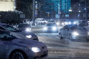 Ir vėl teks mažinti greitį: eismo sąlygas sunkina snygis ir pustymas, kai kur sniego provėžos iki 10 cm