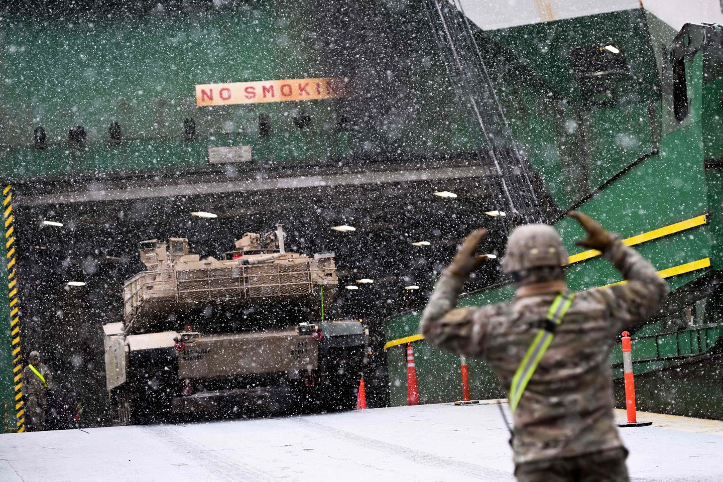 JAV karys signalizuoja koviniam tankui M1A2 Abrams.<br> AFP/Scanpix nuotr.