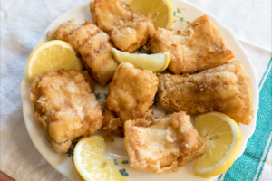 Tešloje kepta žuvis: užkandis, be kurio švenčių stalas neįsivaizduojamas