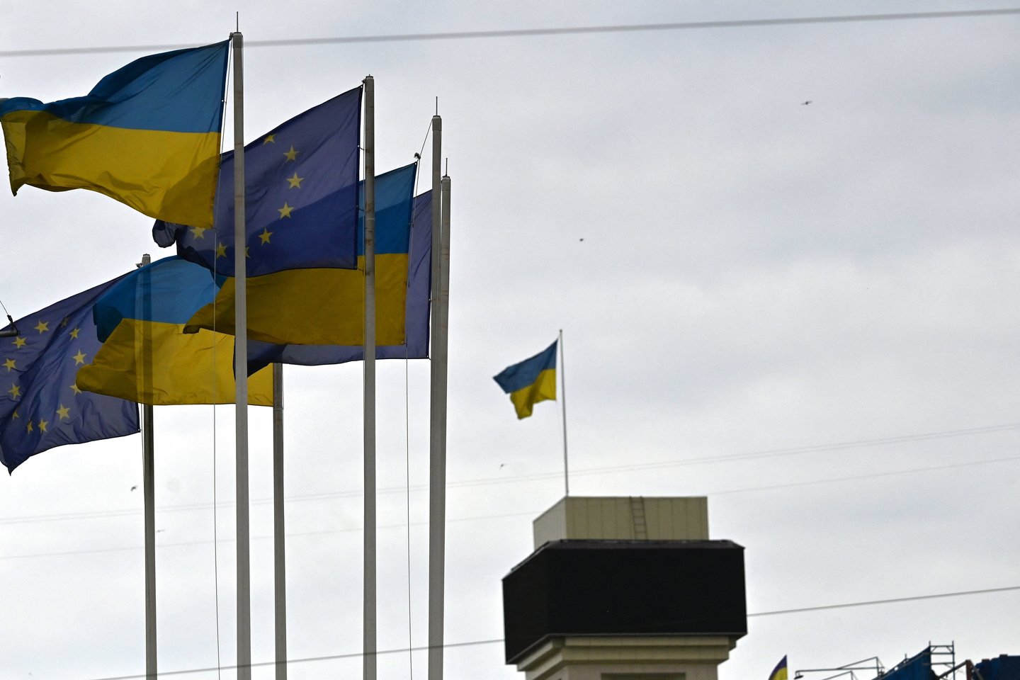 Europos Sąjungos ir Ukrainos vėliavos.<br>AFP/Scanpix nuotr.