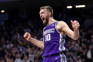 „Sacramento Kings“ iš narvo paleistas liūtas D. Sabonis kuria istoriją: jau lygina su NBA legendomis