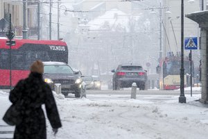 Perspėja dėl sunkių eismo sąlygų naktį: kai kur matomumas jau sumažėjęs iki 200 m