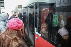 Planuokitės keliones, nes autobusai penktadienio vakarą važiuos retai: į gatves išriedėjo trečdaliu mažiau nei privalo