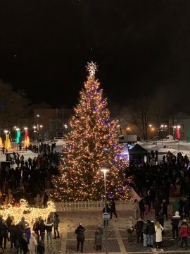  Kupiškyje įžiebta Kalėdų eglė.<br> Kupiškio rajono savivaldybės nuotr.