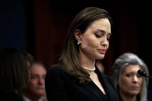 A. Jolie traukiasi iš JT pasiuntinės pabėgėlių reikalams pareigų: „Atėjo laikas dirbti kitaip“