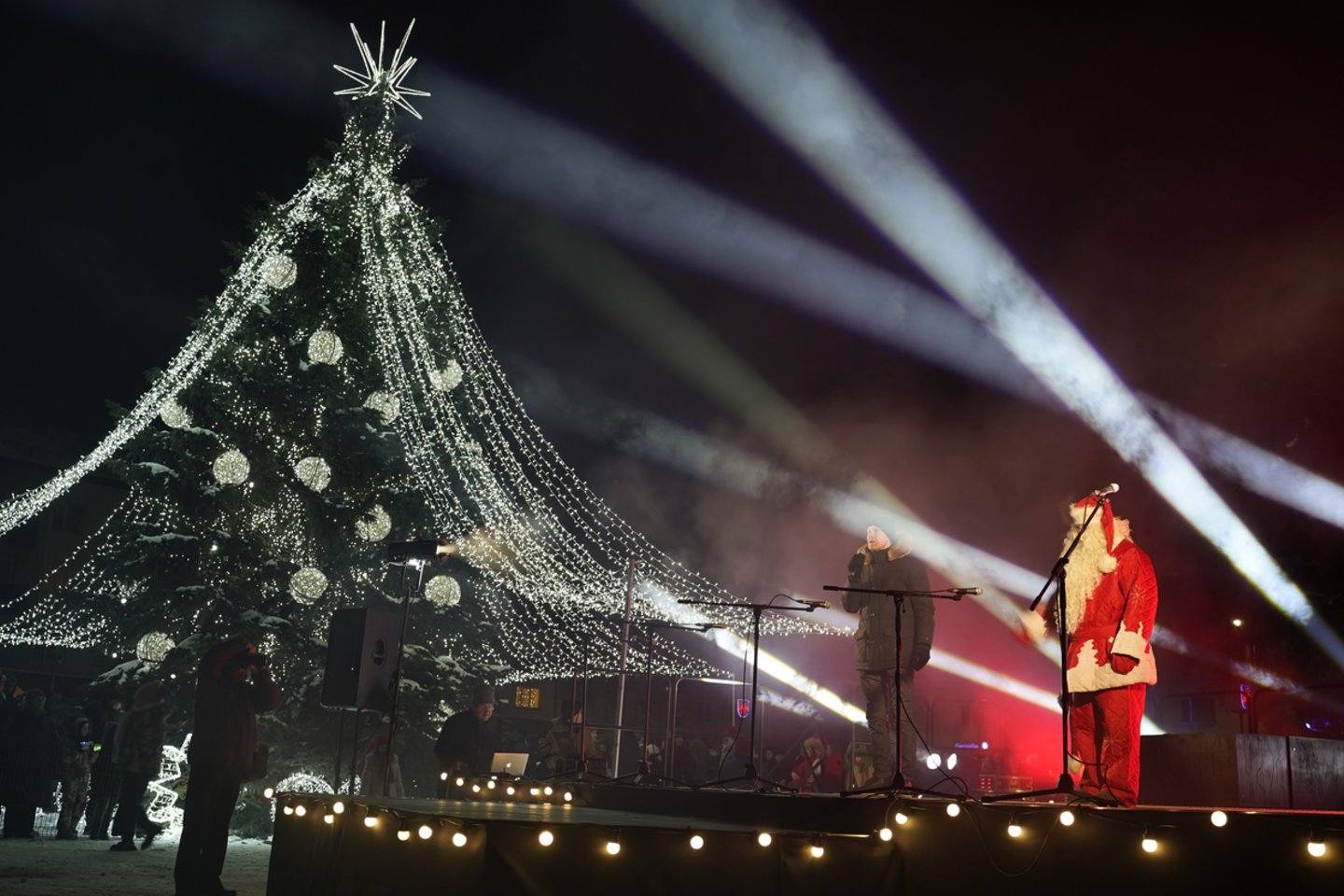 Spaudžiant šaltukui Vilkaviškyje įžiebta išskirtinėmis dekoracijomis padabinta Kalėdų eglė – nenusileidžia kitiems miestams.<br> K.Inkratos nuotr.
