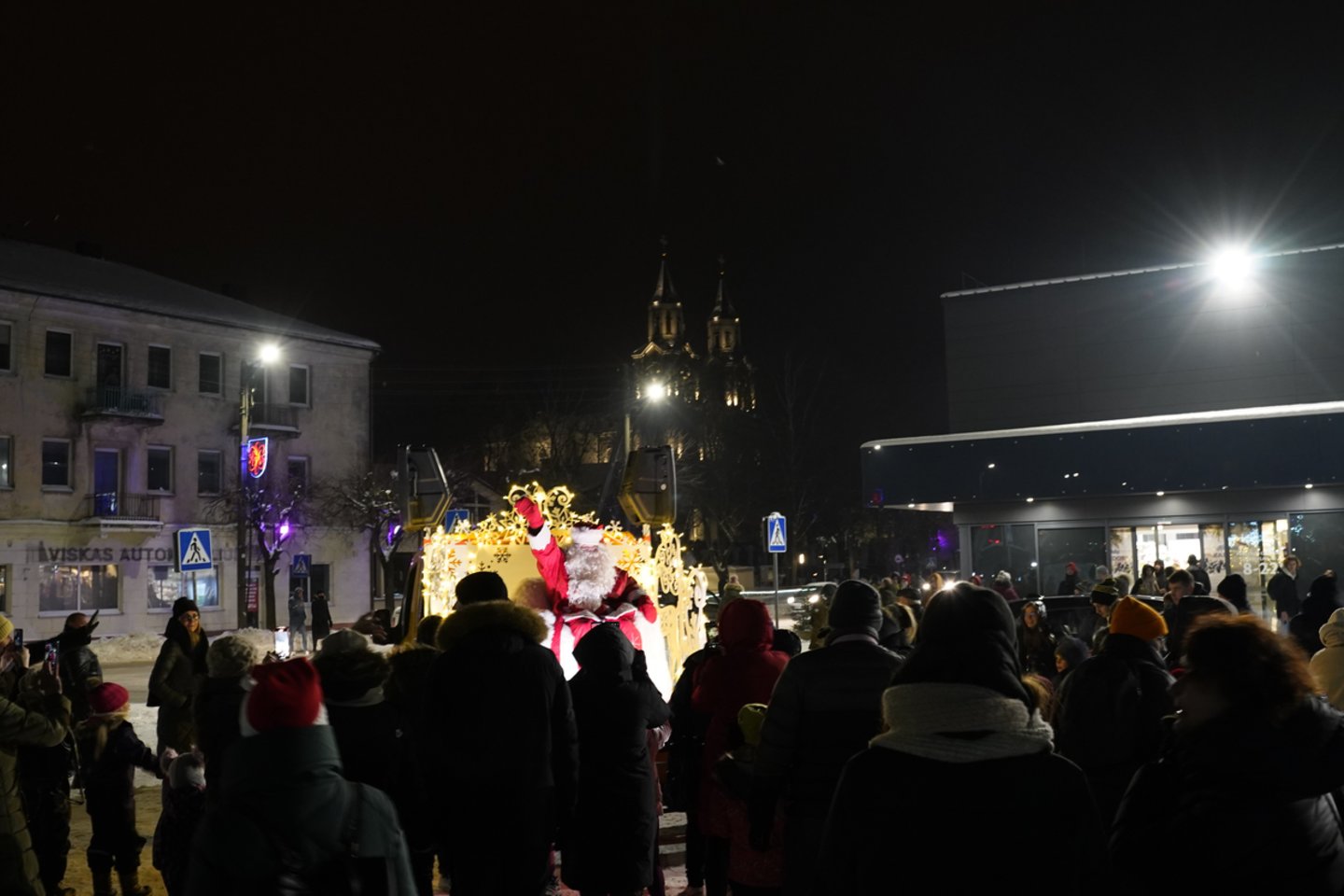 Spaudžiant šaltukui Vilkaviškyje įžiebta išskirtinėmis dekoracijomis padabinta Kalėdų eglė – nenusileidžia kitiems miestams.<br> K.Inkratos nuotr.