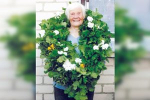 Pasas meluoja: 98-erių kunioniškė pati prižiūri savo daržą, mezga, o papildus sukūreno krosnyje