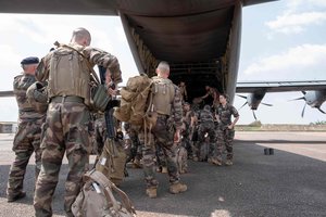 Bomba sužeidė rusą Centrinėje Afrikoje, Prancūzija neigia kaltę